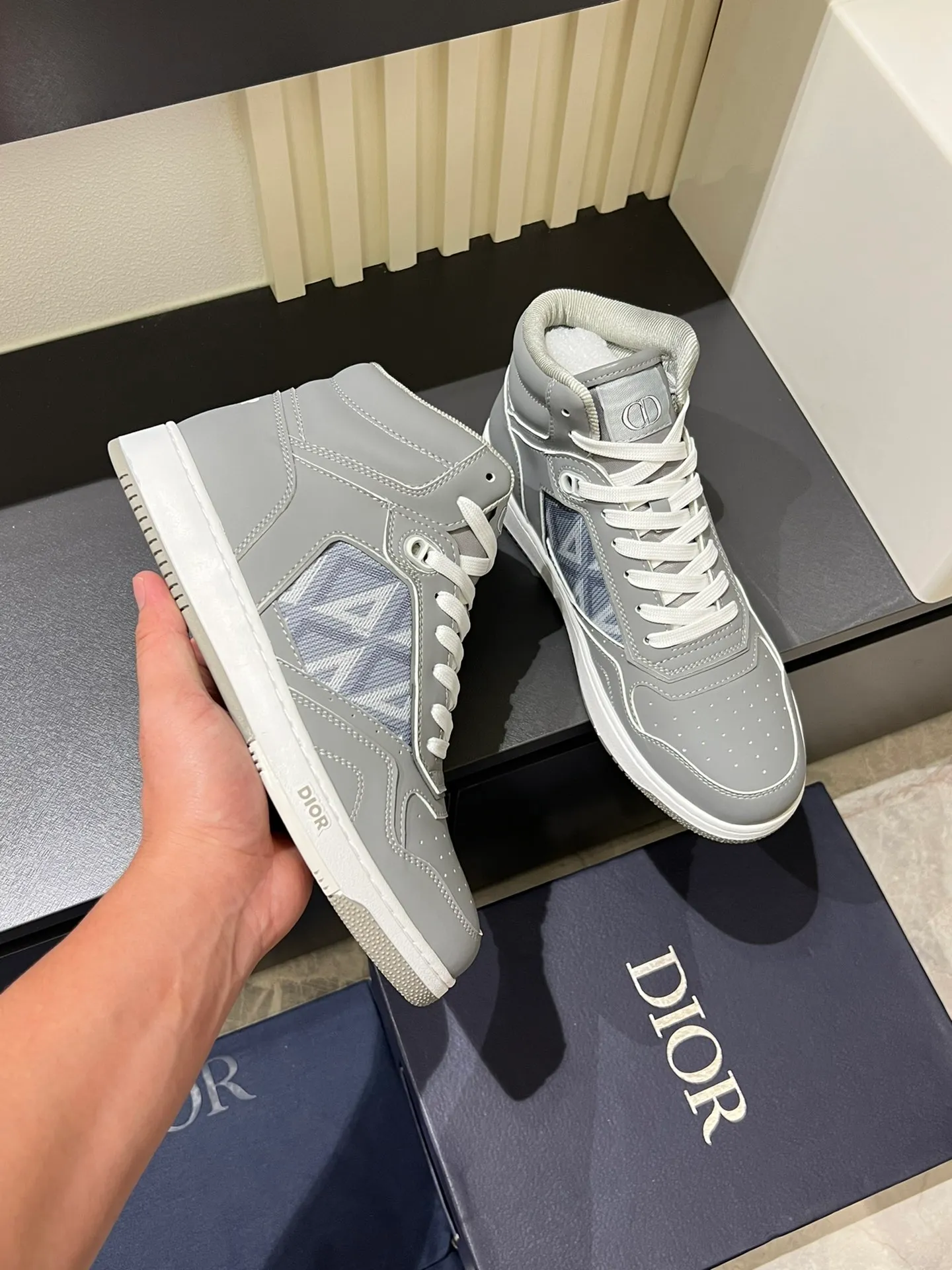 Men's shoes 💰p460 "Dio*" mid-top B27 casual sneakers. This B27 high-top sneaker is a new product in the series and continues Di*r's classic style. Crafted from gray and white smooth calf leather with beige and black Oblique print panels on the sides. The "CD Icon" shaped shoelace eyelets are clever and delicate, and the two-color rubber sole, rear collar and heel are all equipped with the brand's iconic details to enhance the style. Oblique printed straps at the ankle allow for an adjustable fit to complement the overall design. Fashionable and versatile, it can complement any look. Create an exquisite design with unique dynamic vitality and modern atmosphere, presented in low-top and high-top styles. This new must-have shoe adds a new dimension to Dior's archive heritage, embodying modern elegance. Purchase the original version and make it 1:1. If you need top quality, please come to me! Male 38-44!